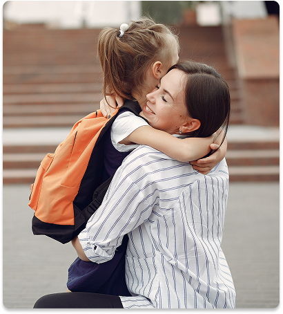 Une maman accompagnant sa fille à l'école