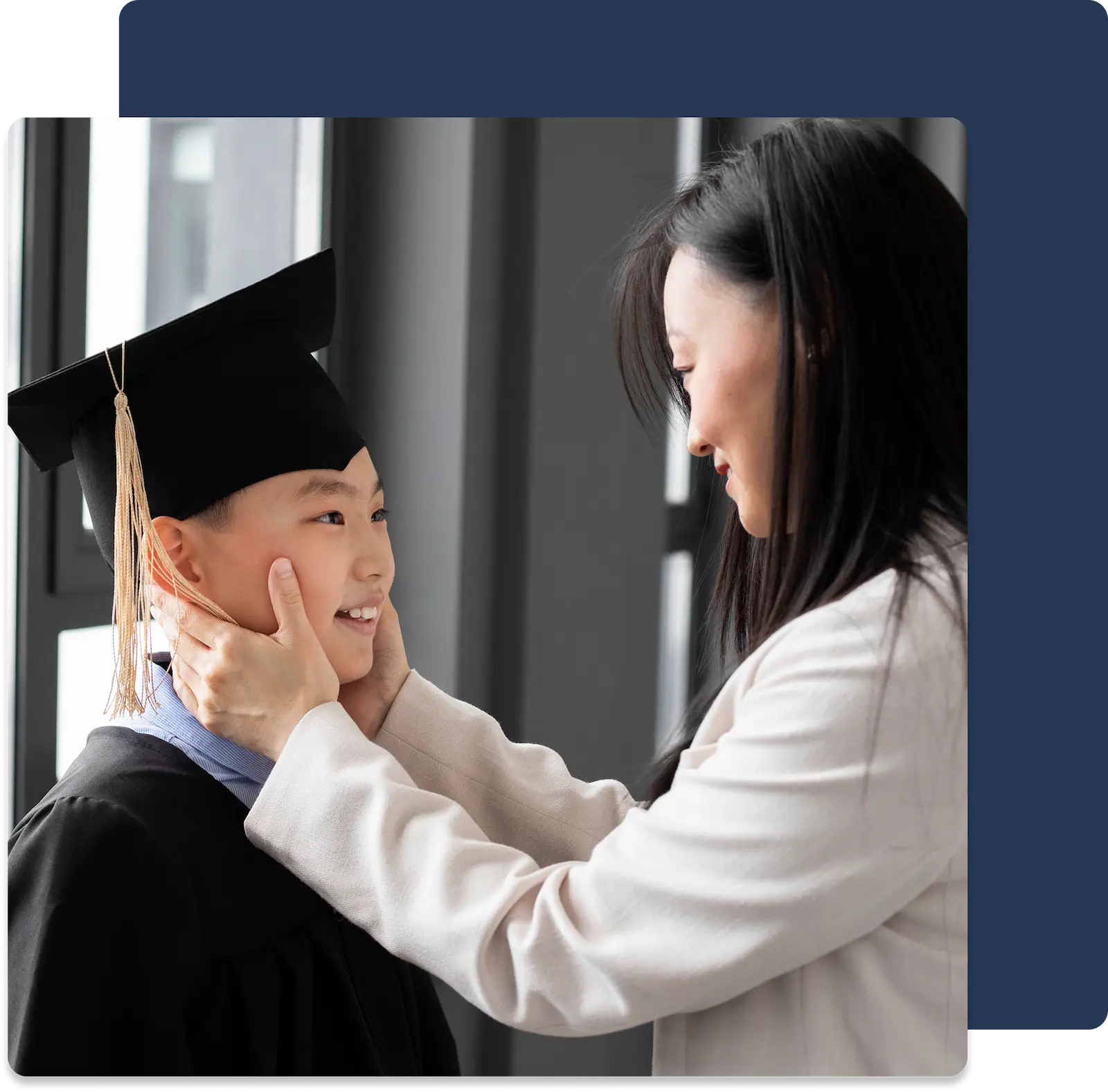Parent accompagnant la réussite éducative de son enfant dans son parcours scolaire