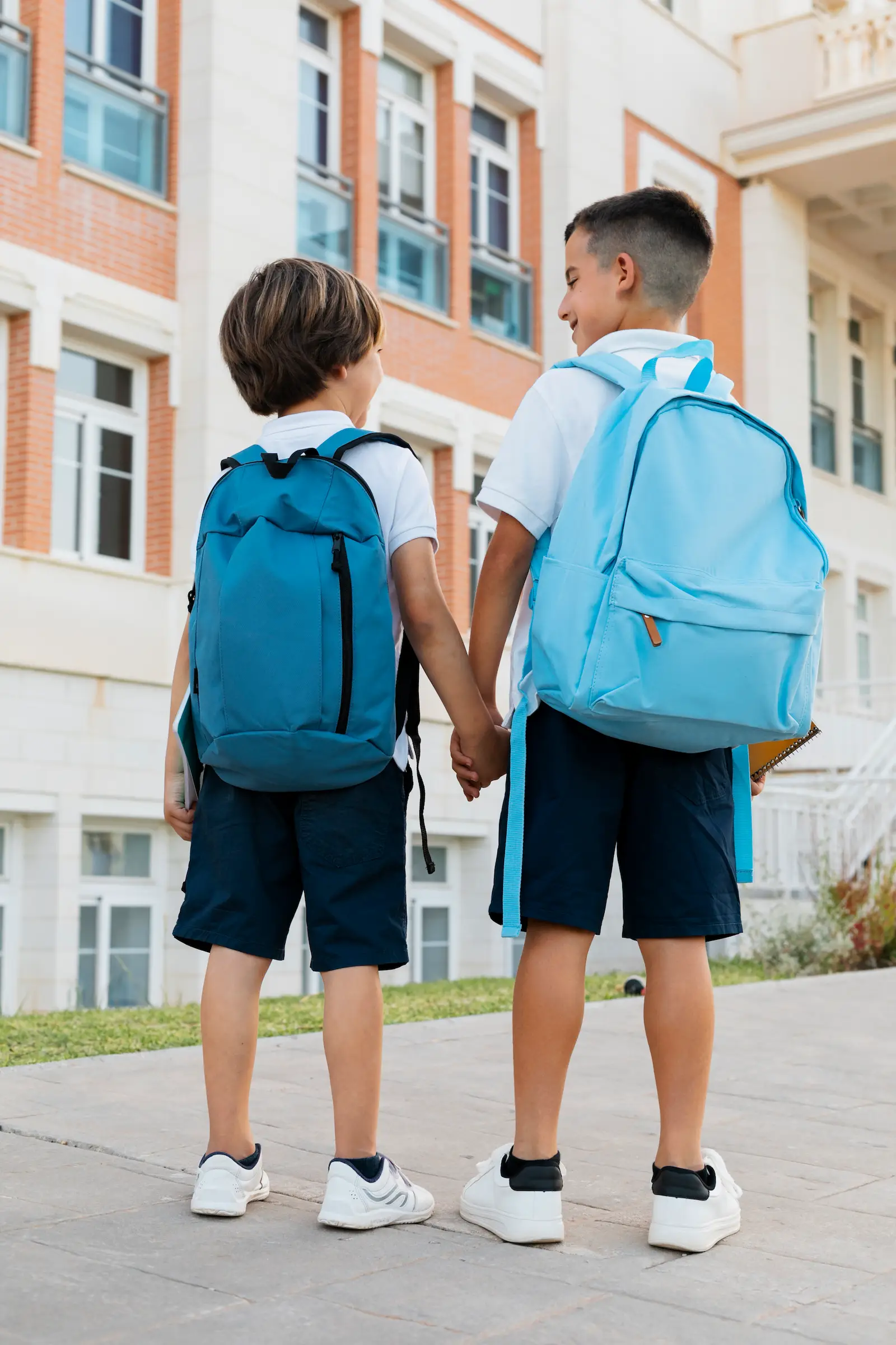 Enfants se rendant à l’école dans le cadre de leur parcours scolaire et de leur autonomie