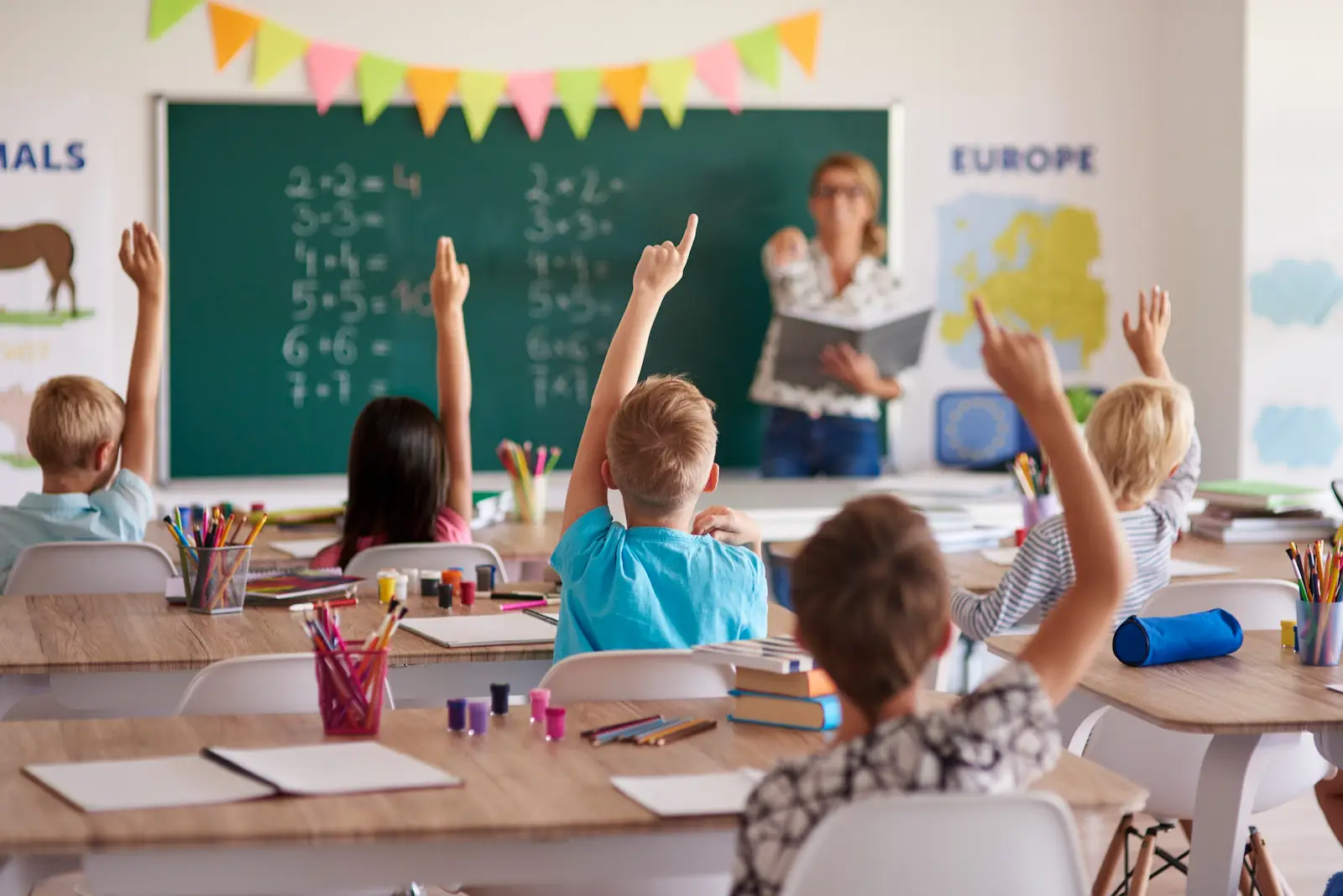 Élèves participant activement en classe dans un contexte d’apprentissage scolaire