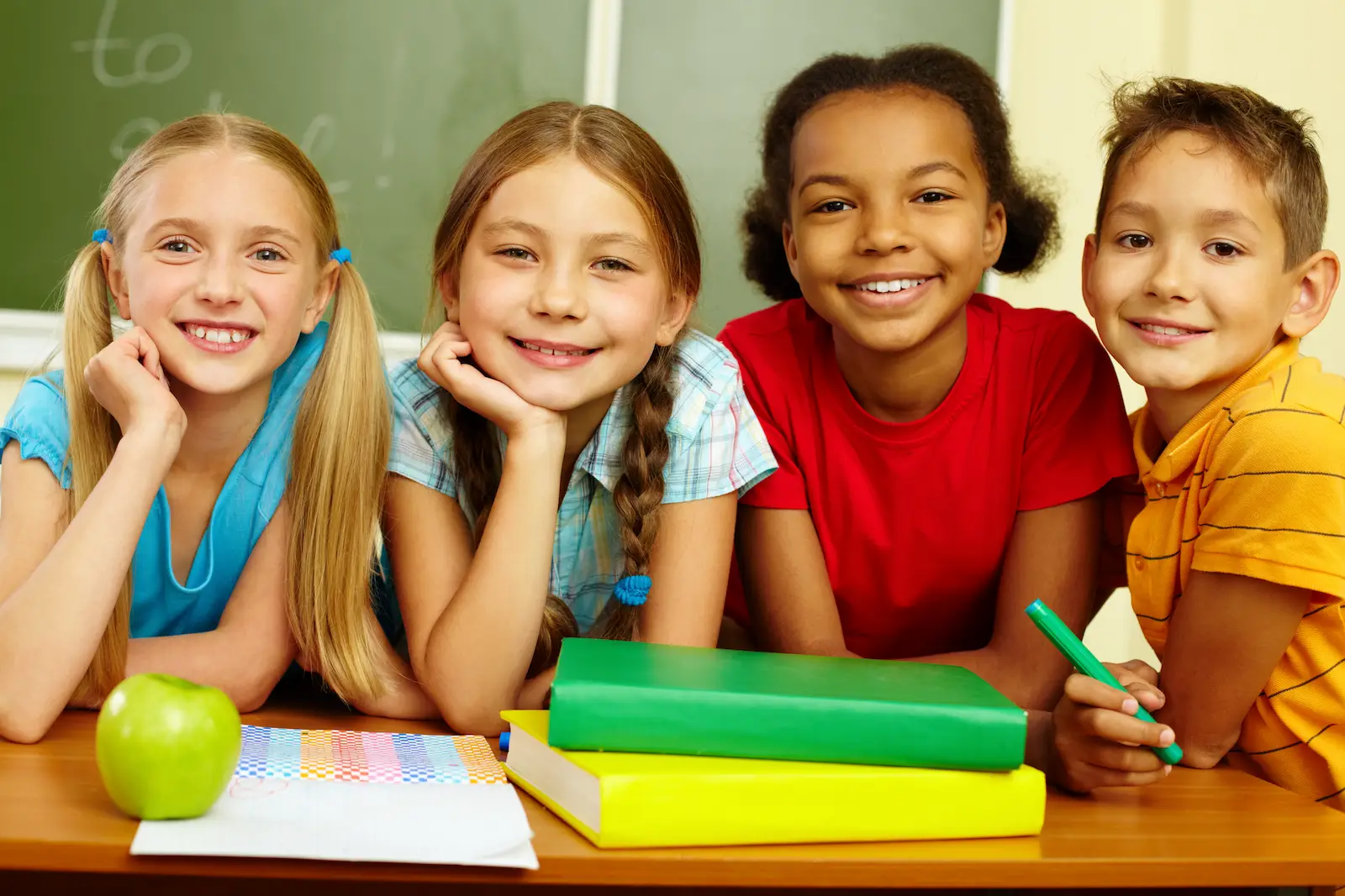 Groupe d’enfants en classe illustrant les effets positifs de la coopération entre l’école et les familles sur la réussite éducative