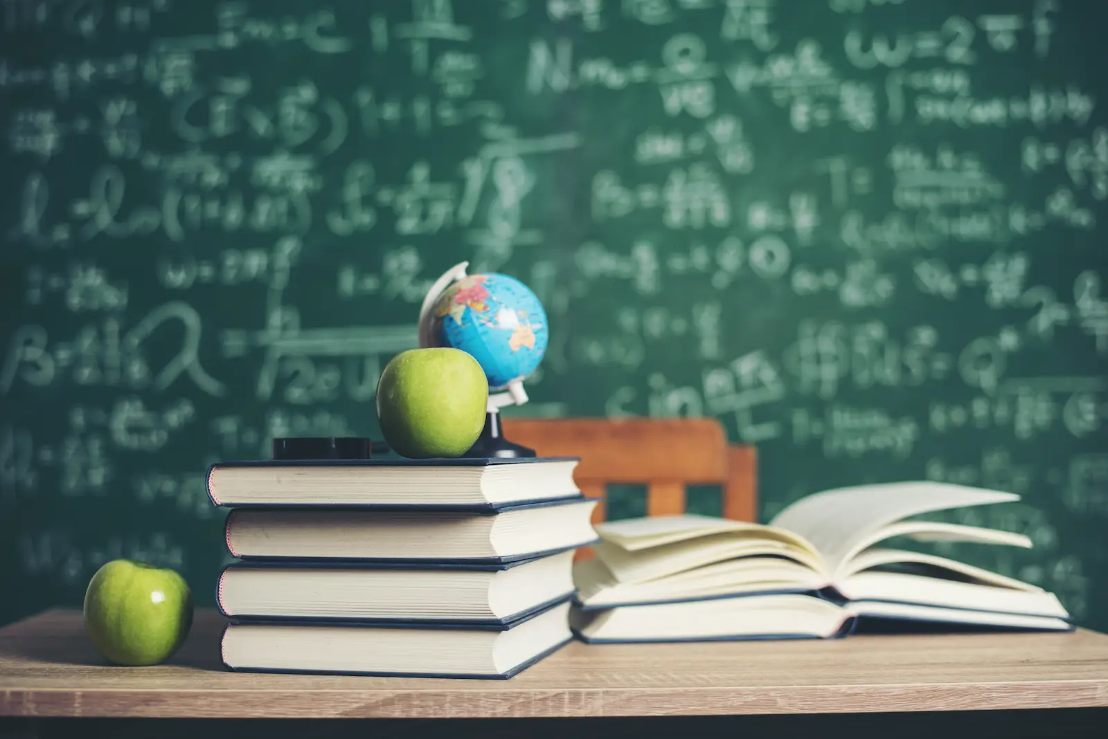 Livres et matériel scolaire illustrant la compréhension du système éducatif et l’accompagnement des parents d’élèves