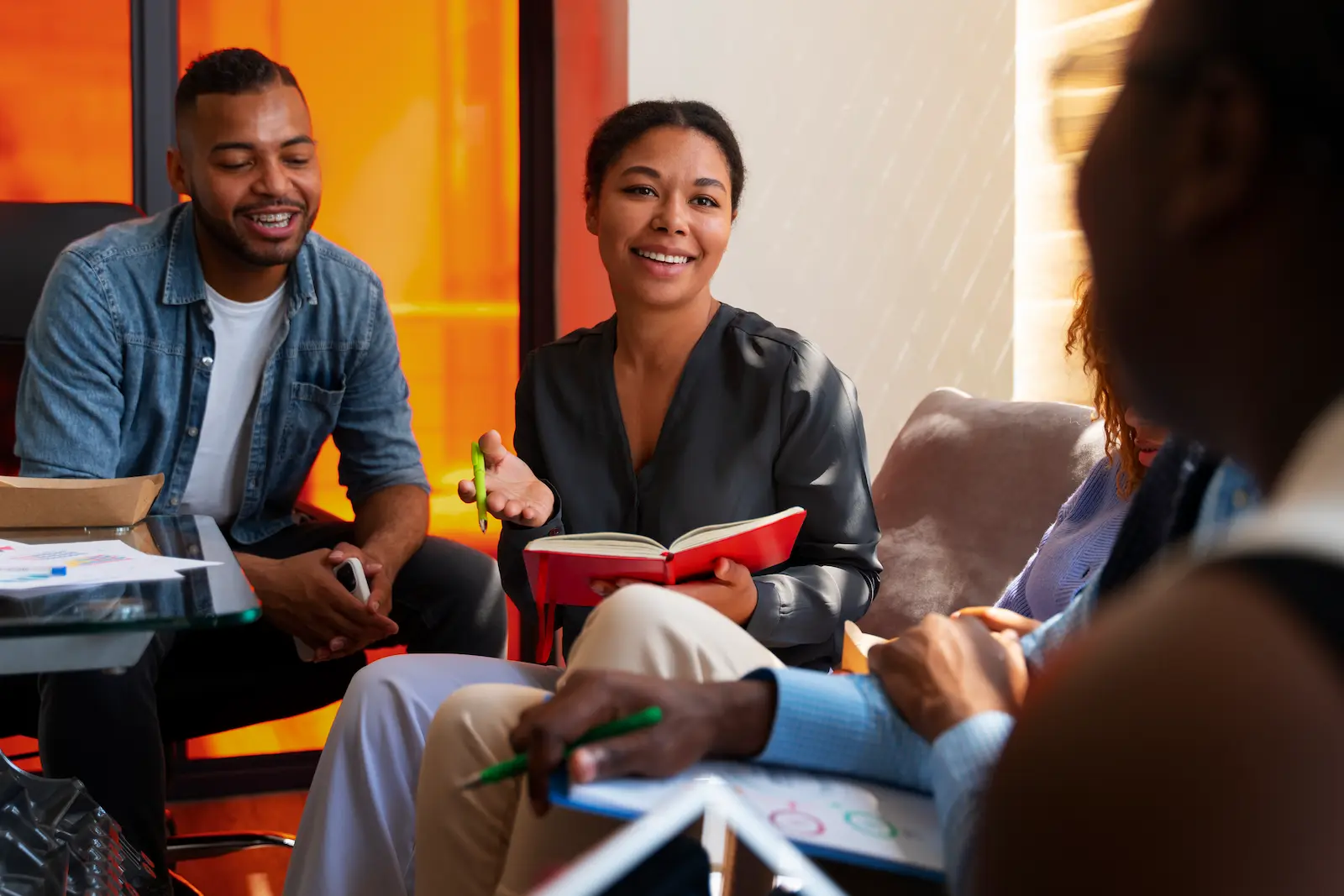 Professionnels du secteur éducatif échangeant lors d’une action de sensibilisation autour de la relation école-famille