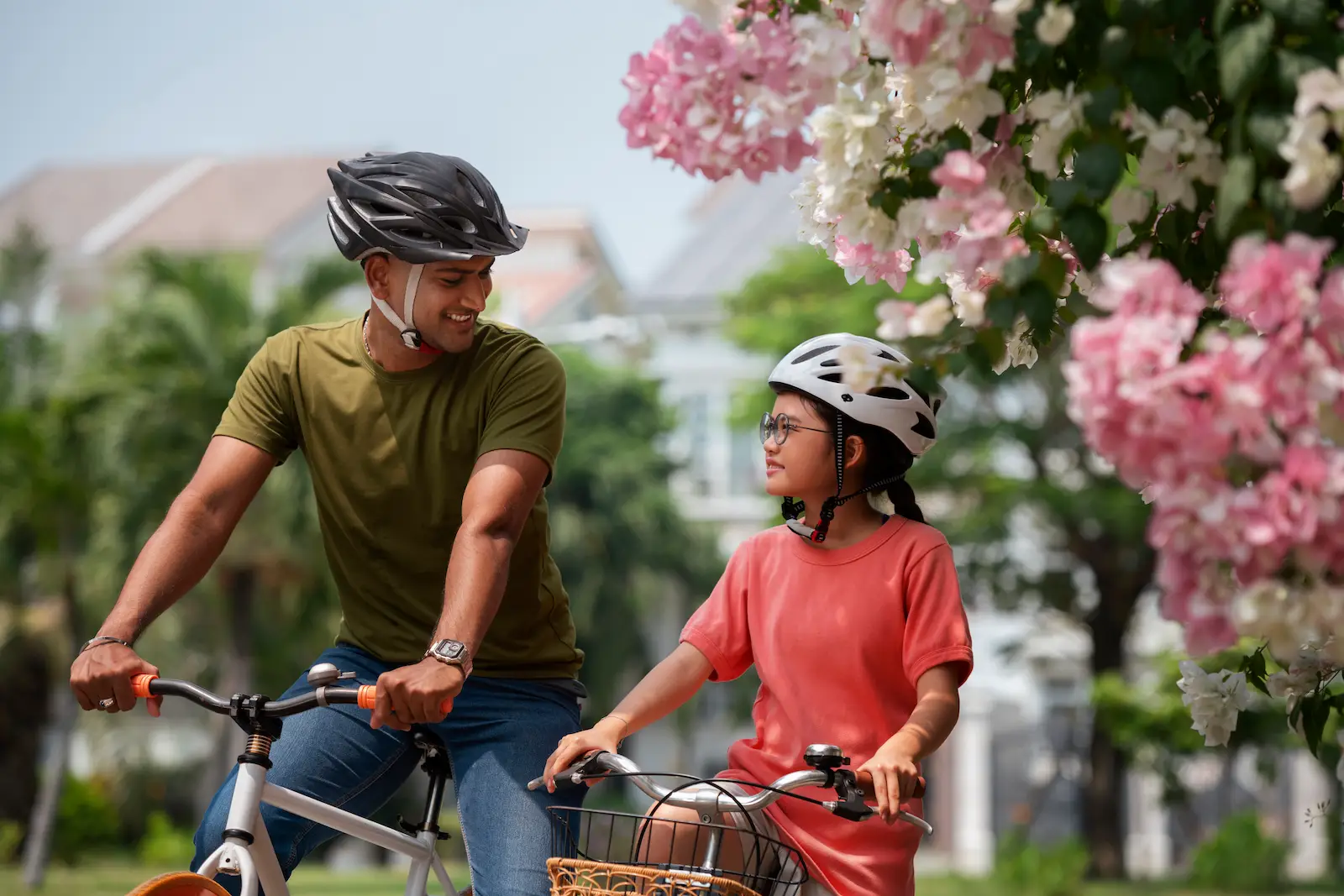 Parent et enfant à vélo illustrant la réussite éducative et l’accompagnement des familles dans le parcours scolaire