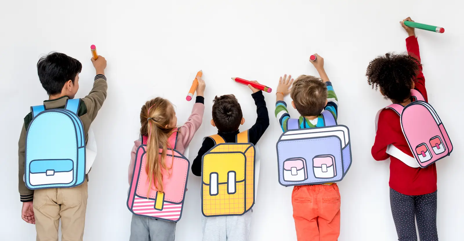 Enfants de dos portant des cartables colorés, un crayon levé vers un mur blanc