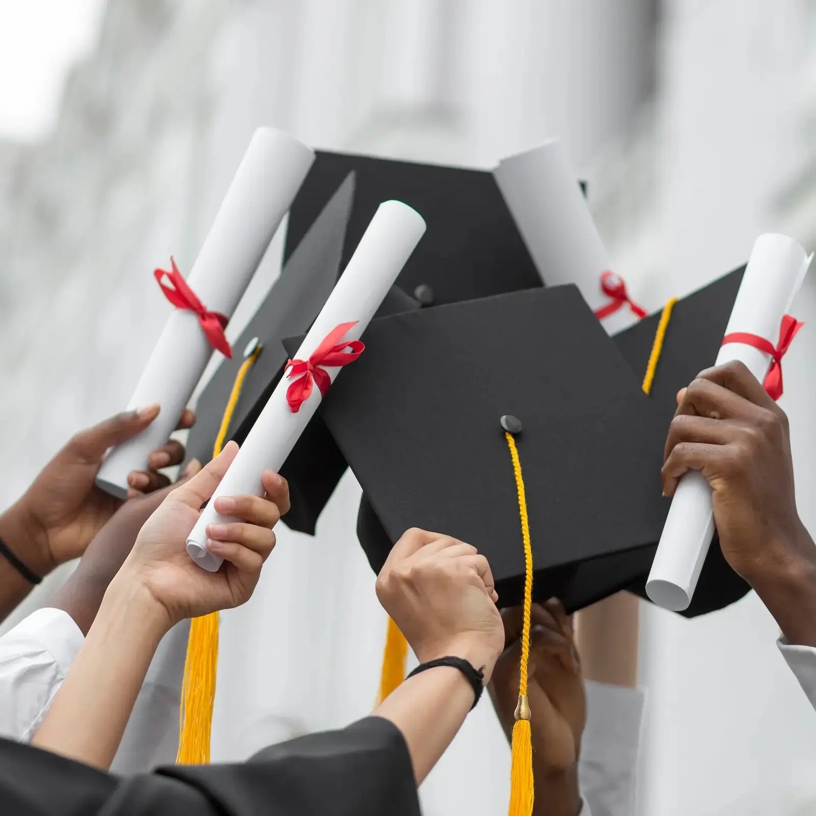 Diplômés brandissant leurs diplômes enrubannés lors d'une cérémonie de remise de diplômes